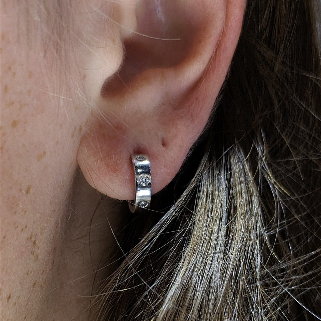 0.11CT DIA 14KW MINI HUGGIE ER