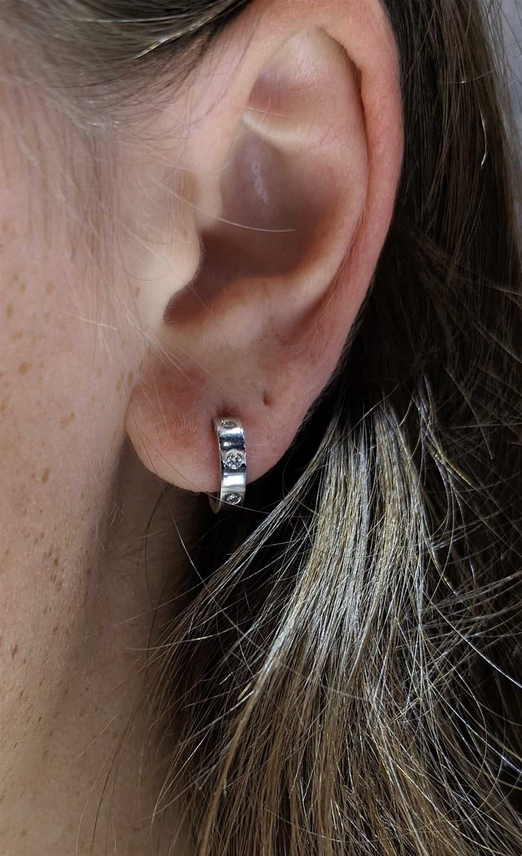 0.11CT DIA 14KW MINI HUGGIE ER