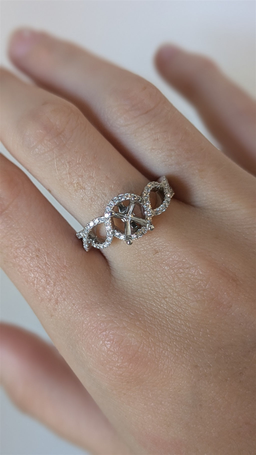 18KW APPROX 0.50CTW RD DIA SWI