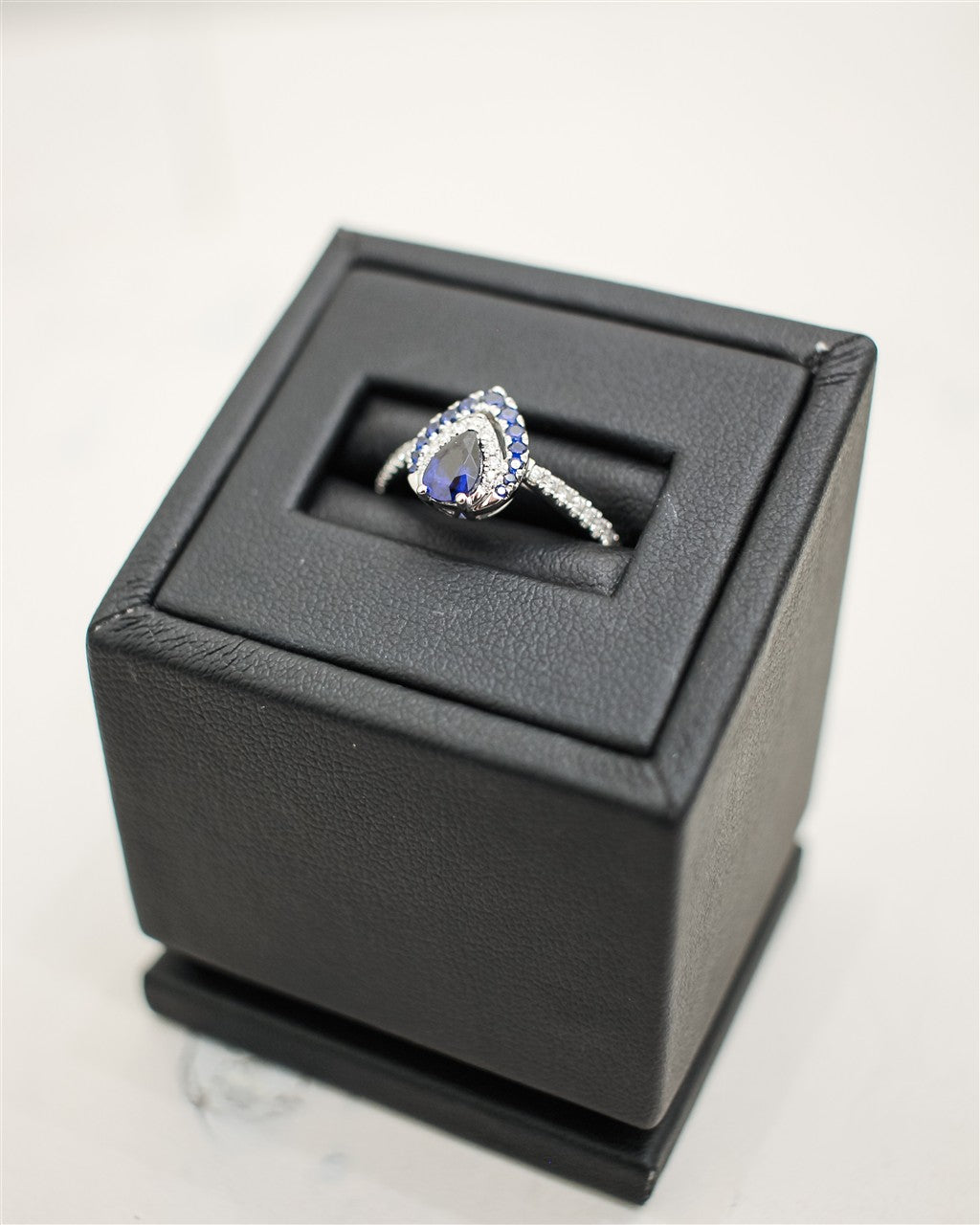 14kt white gold ring set with