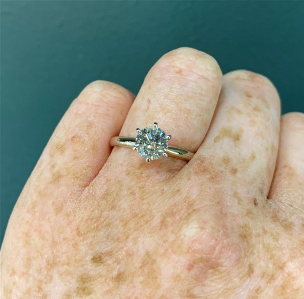 14kw Round Diamond Solitaire .