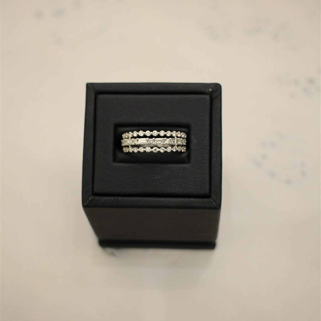 14kt white gold band set with