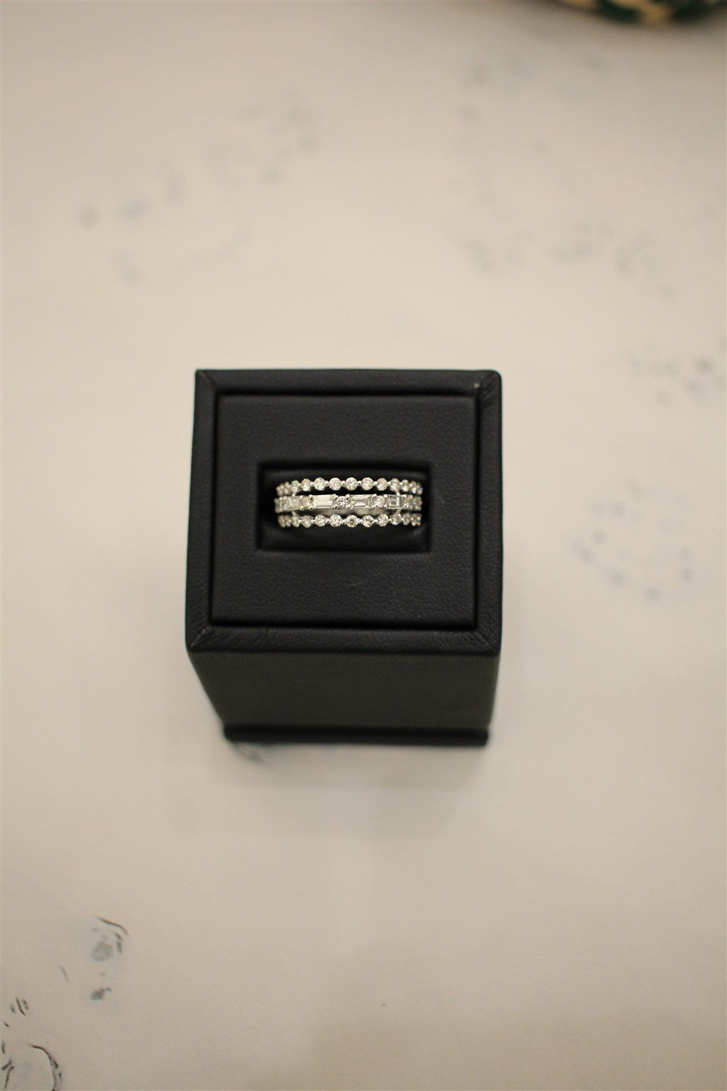 14kt white gold band set with