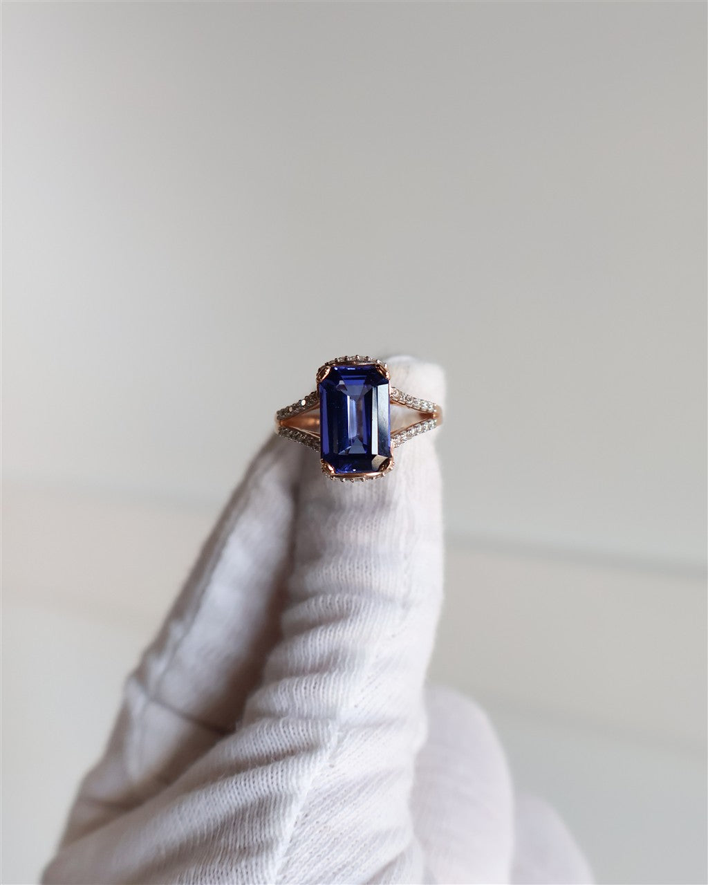 14KT rose gold 3.85ct emerald