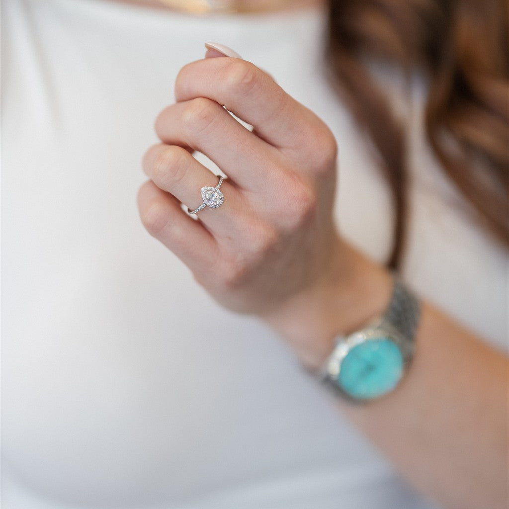 14kw diamond pear shape ring.