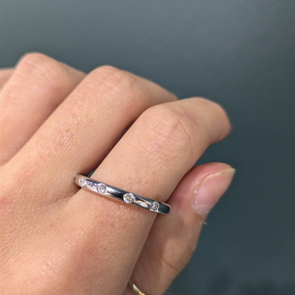 14KW 1/7CTW 5 round diamonds g