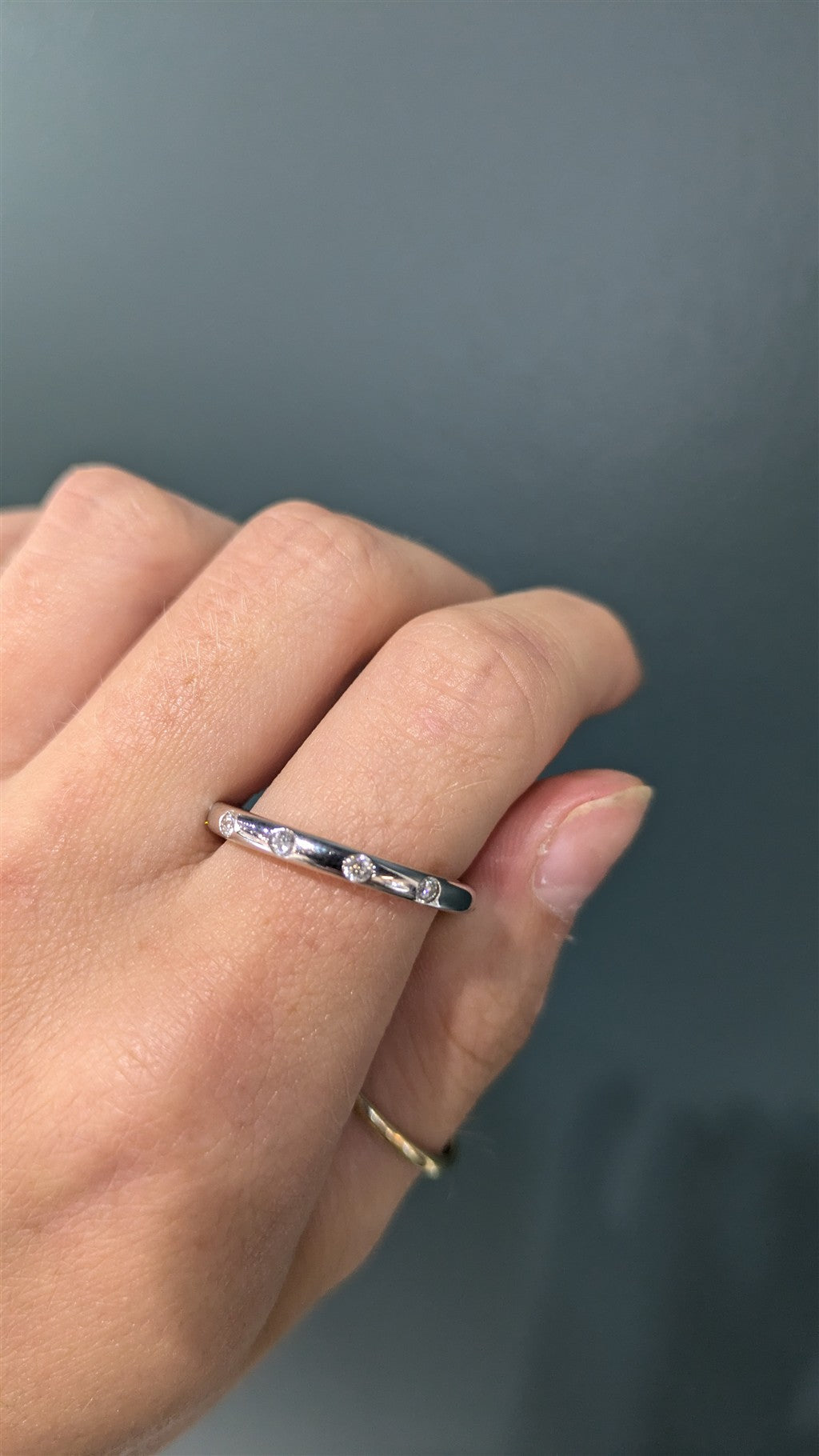 14KW 1/7CTW 5 round diamonds g