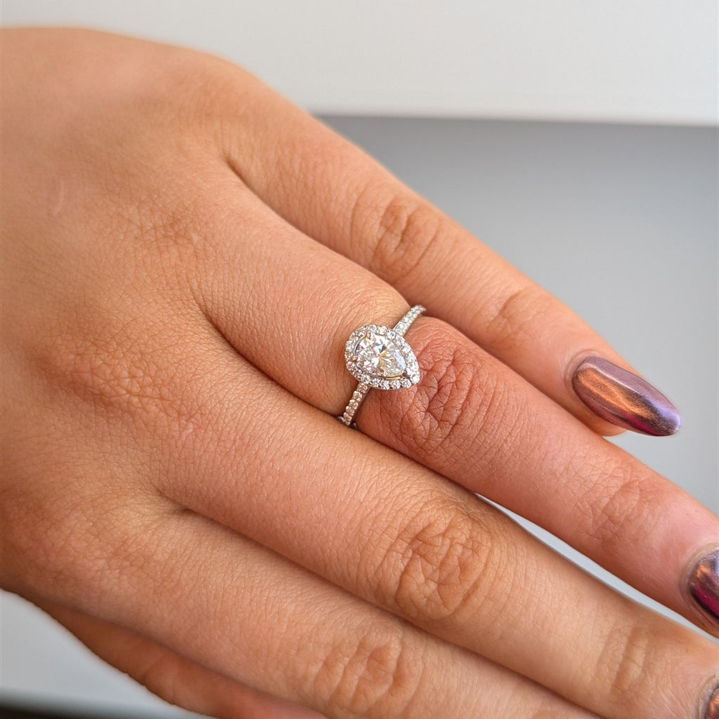 14kw diamond pear shape ring.