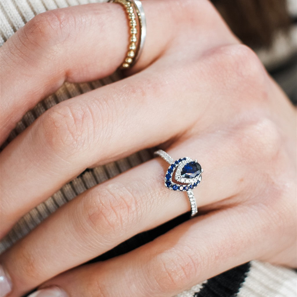 14kt white gold ring set with