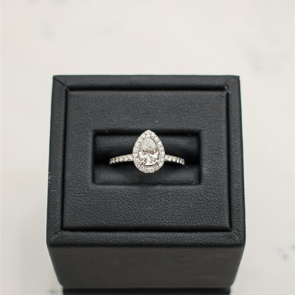 14kw diamond pear shape ring.