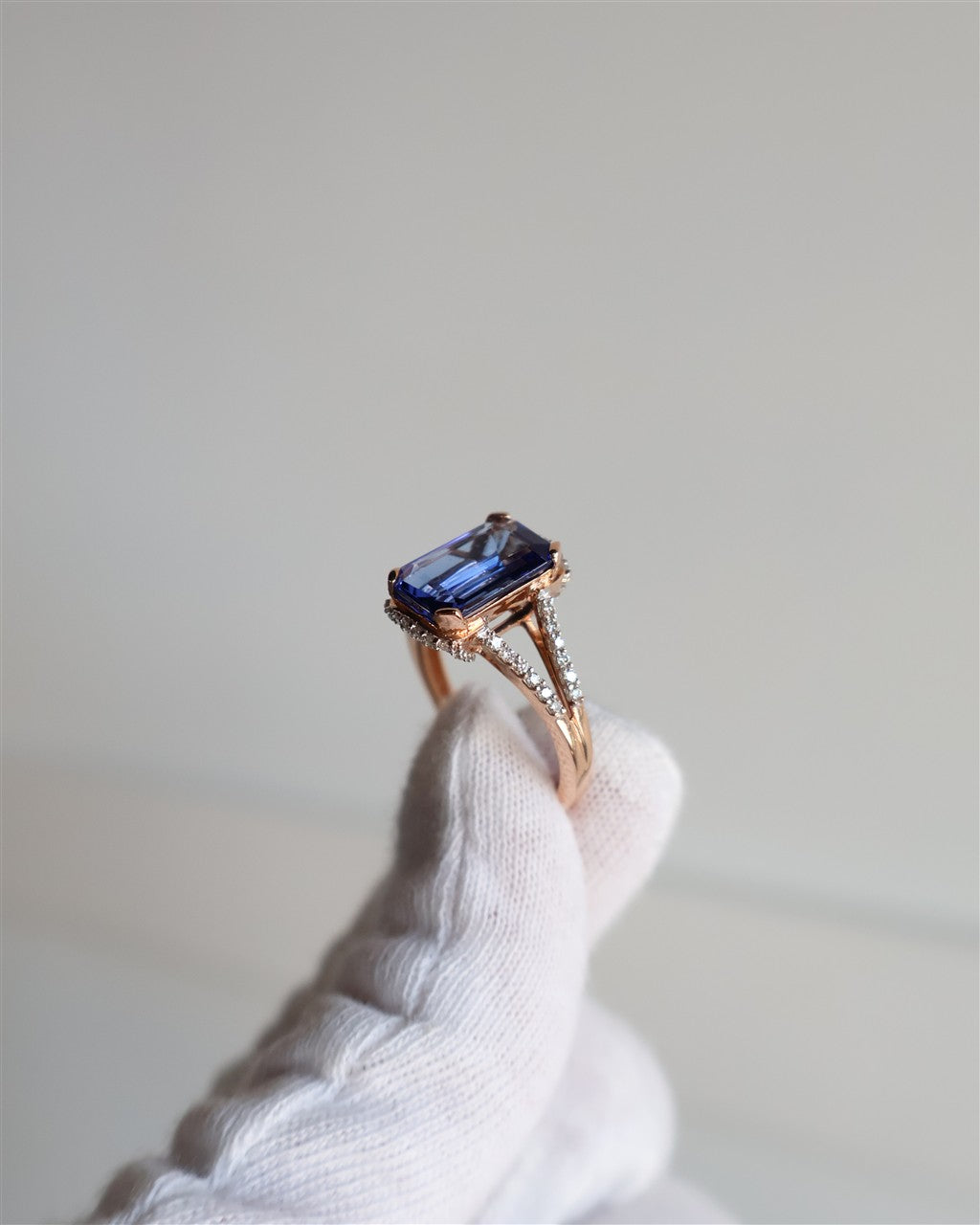 14KT rose gold 3.85ct emerald