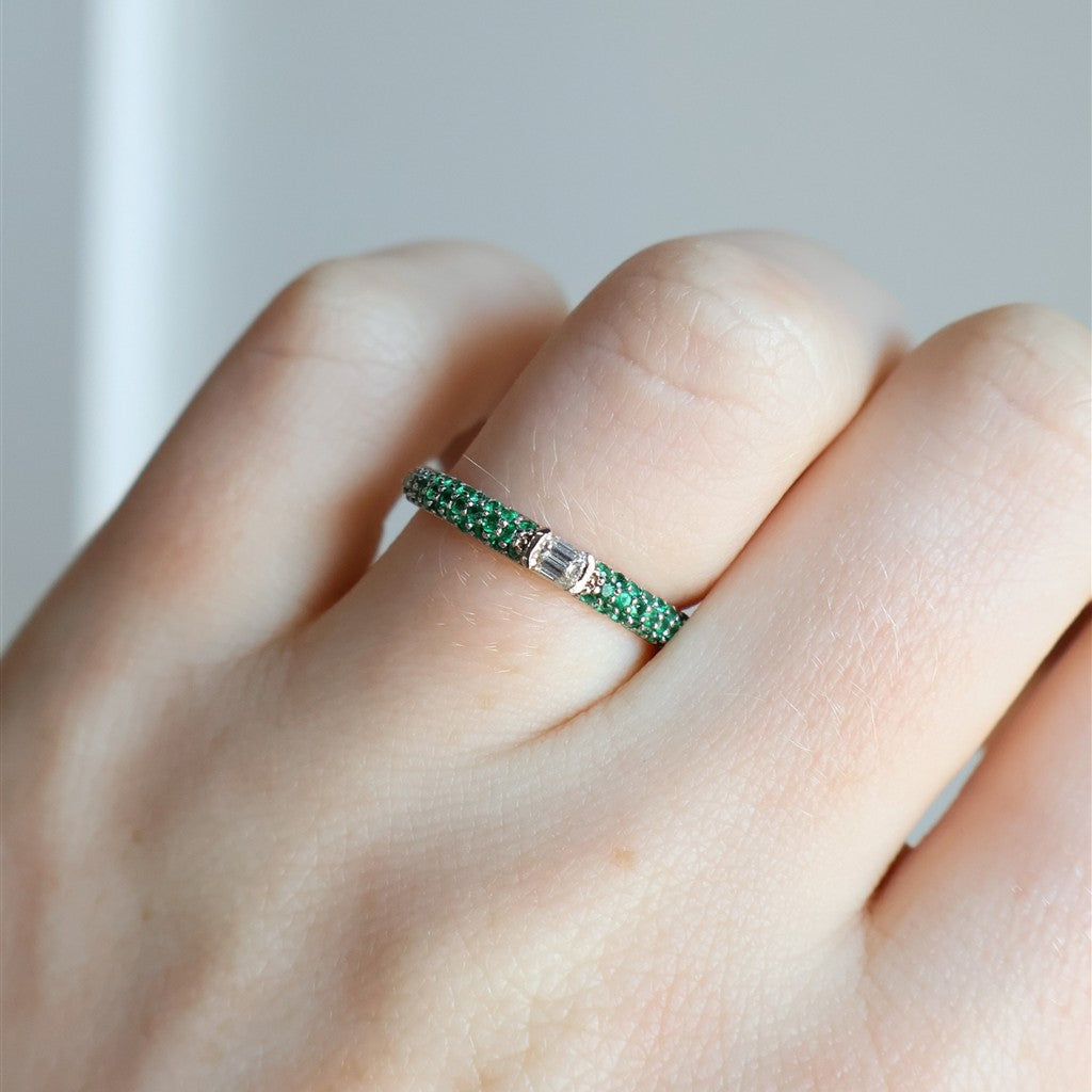 14kt White Gold Round pave eme