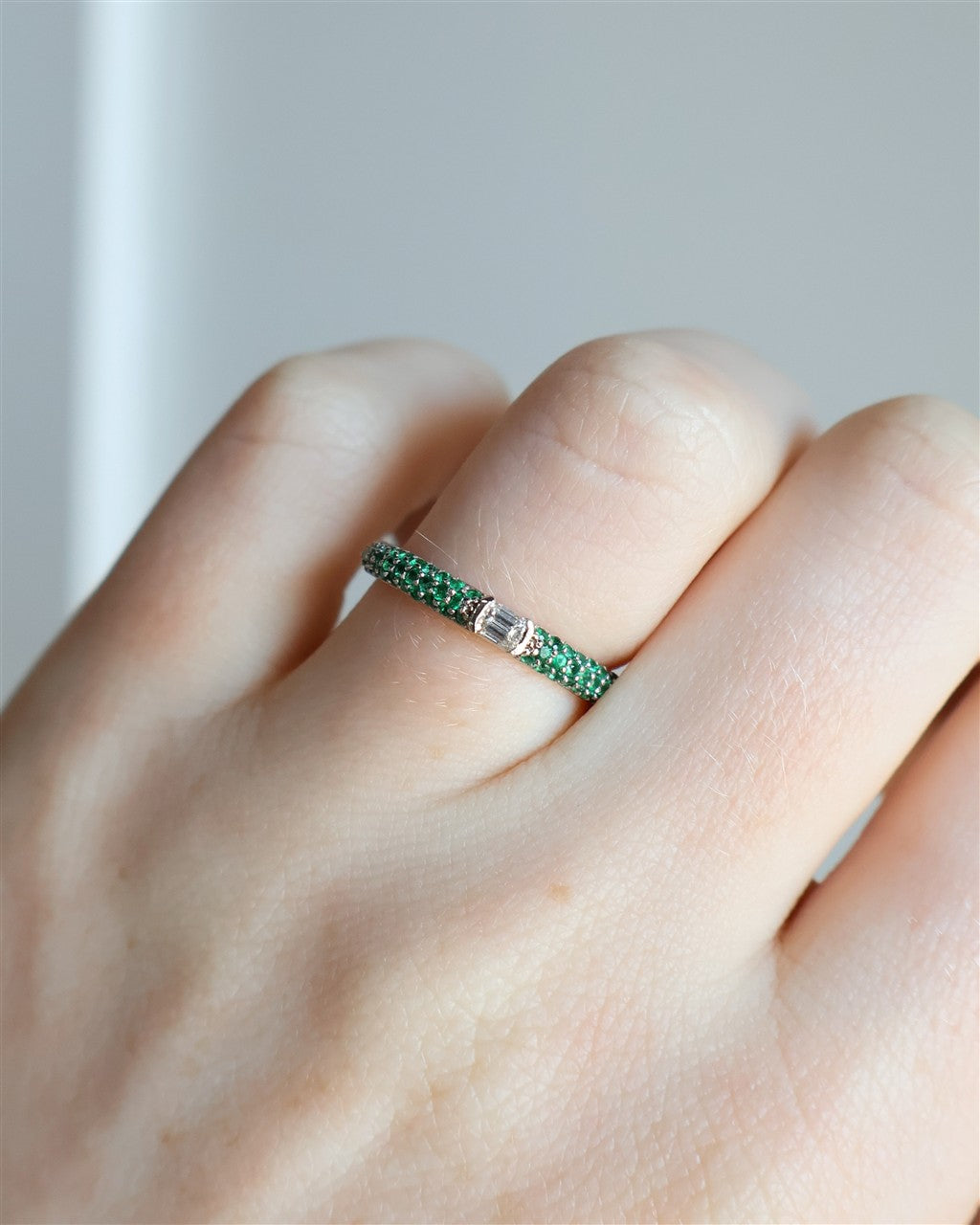 14kt White Gold Round pave eme