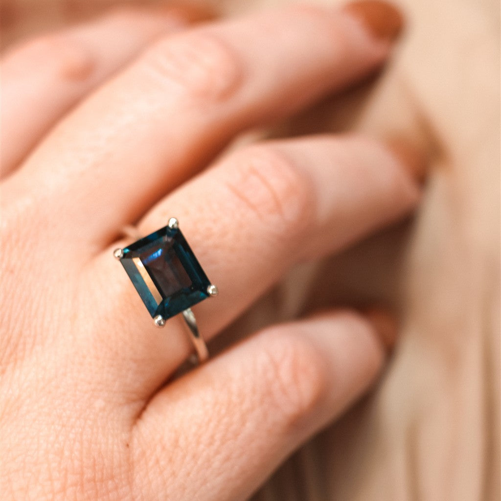 14KWG EMERALD CUT BLUE TOPAZ S