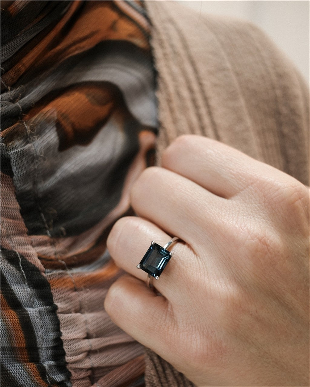 14KWG EMERALD CUT BLUE TOPAZ S
