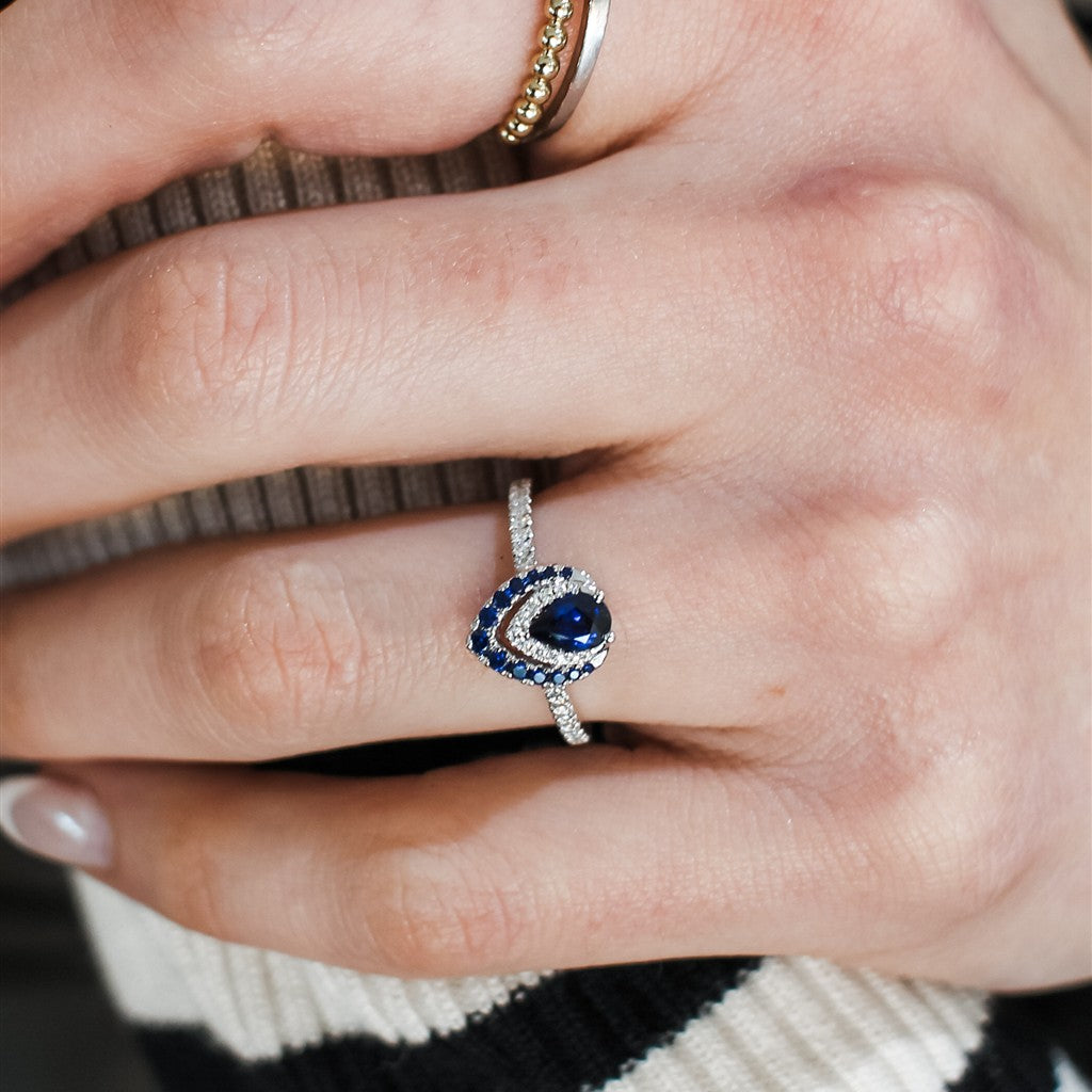 14kt white gold ring set with