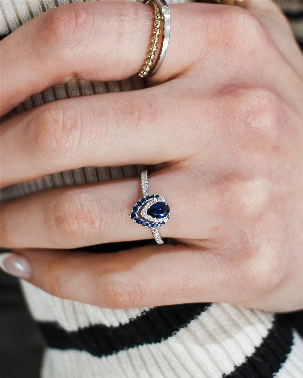 14kt white gold ring set with