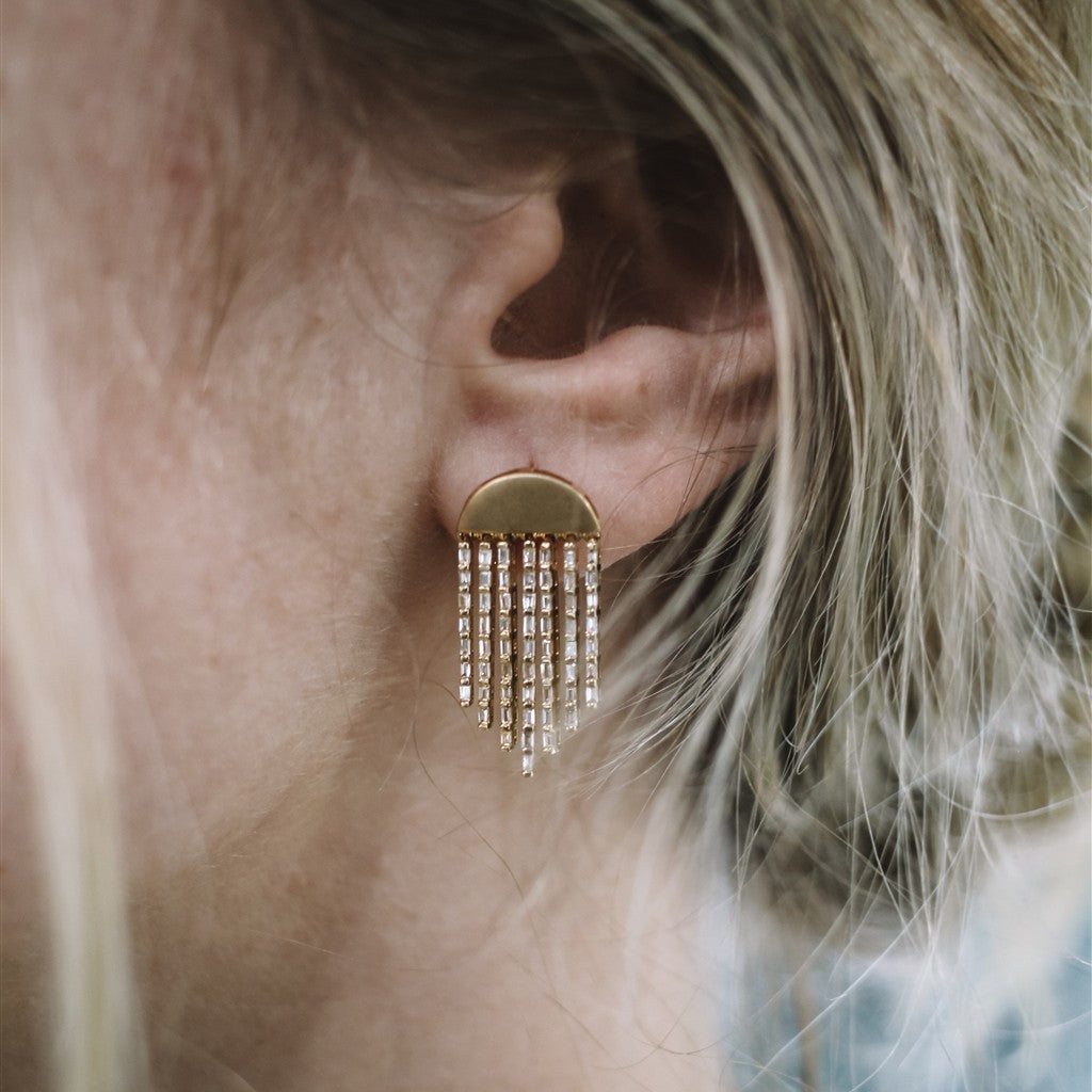 14k yg .66tw baguette dangling