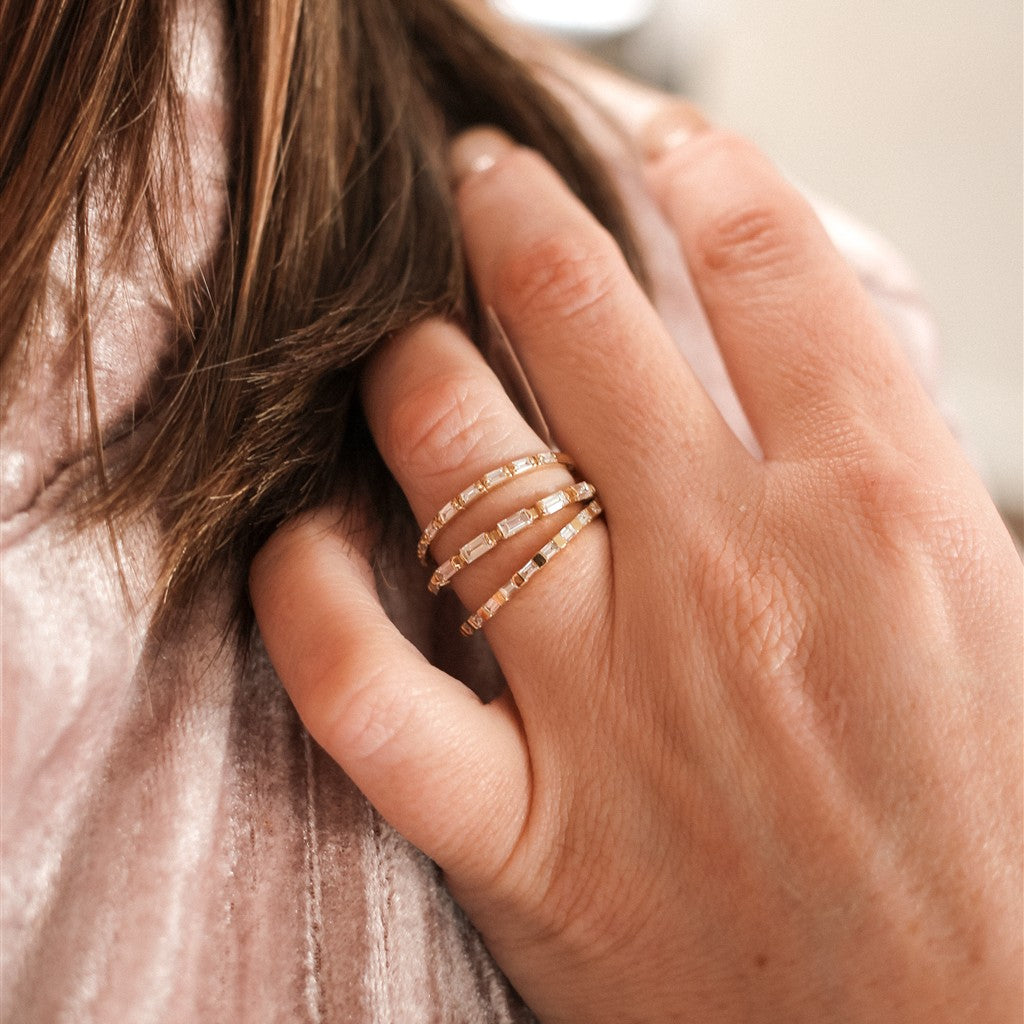 14KT WHITE GOLD EAST/WEST BAGU