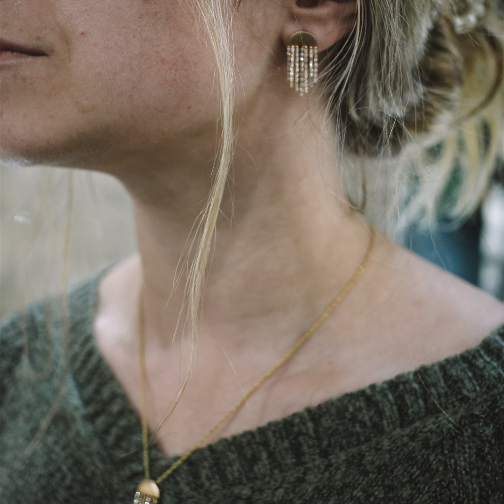 14k yg .66tw baguette dangling