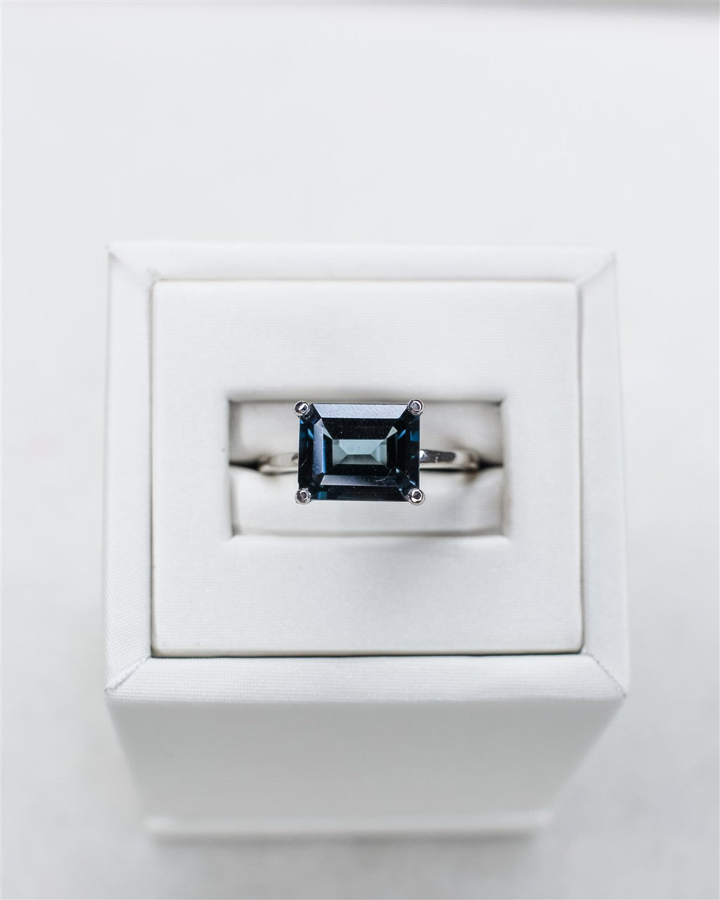 14KWG EMERALD CUT BLUE TOPAZ S