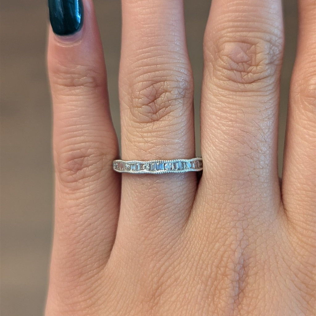 14kt White Gold Wavy Channel S