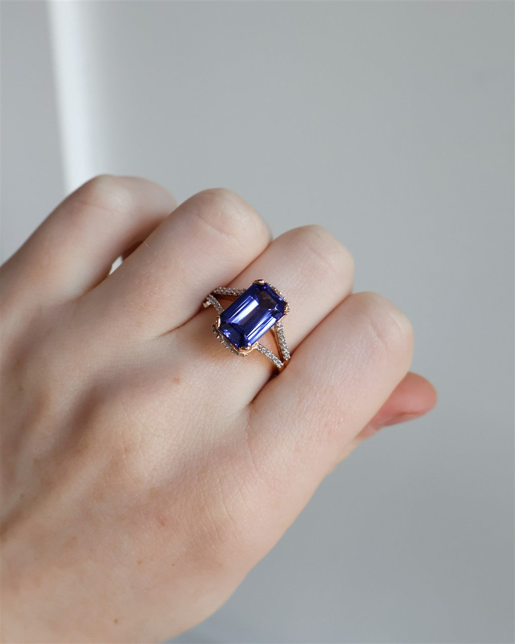 14KT rose gold 3.85ct emerald
