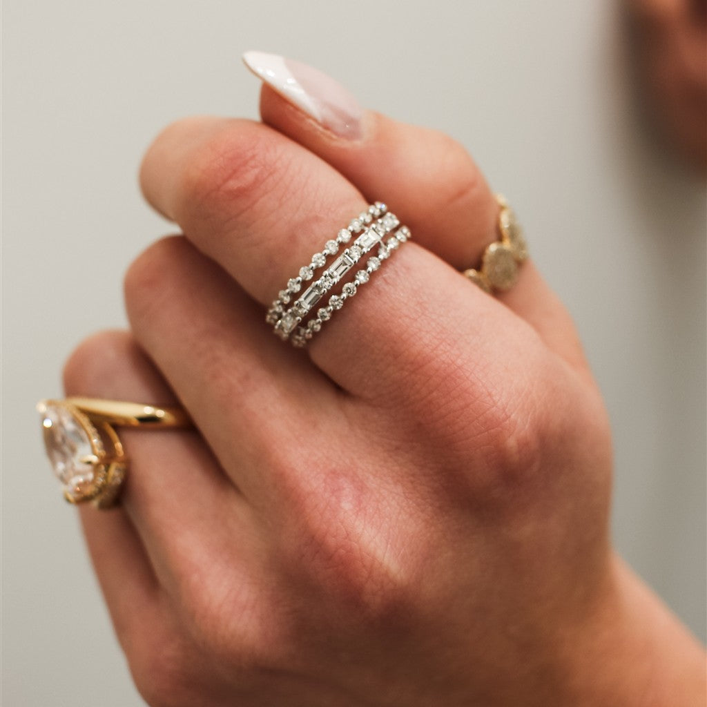 14kt white gold band set with