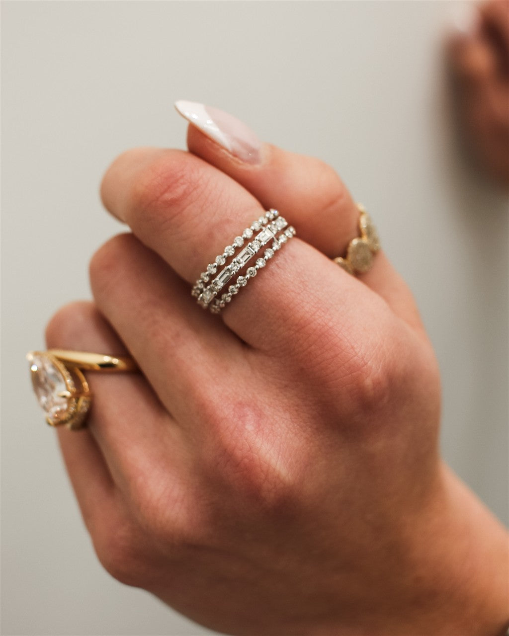 14kt white gold band set with